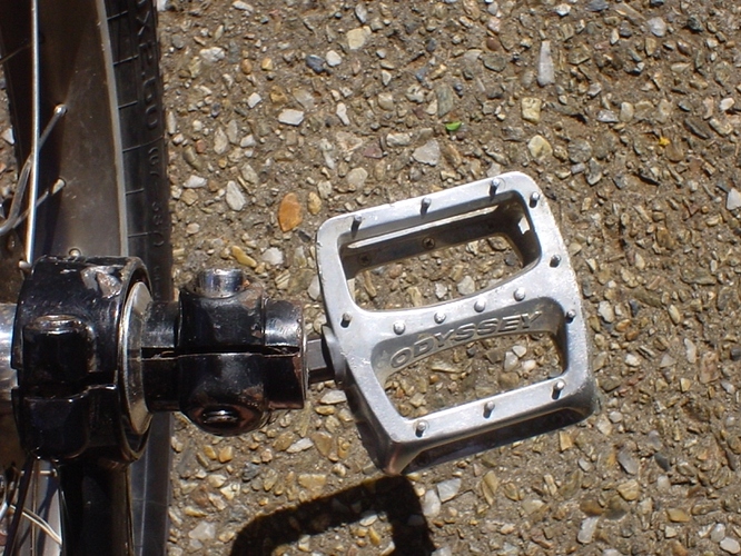 miscellaneous - bent crank and pedal 1.jpg