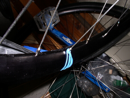 how the rubber band wraps around the spokes (small).jpg